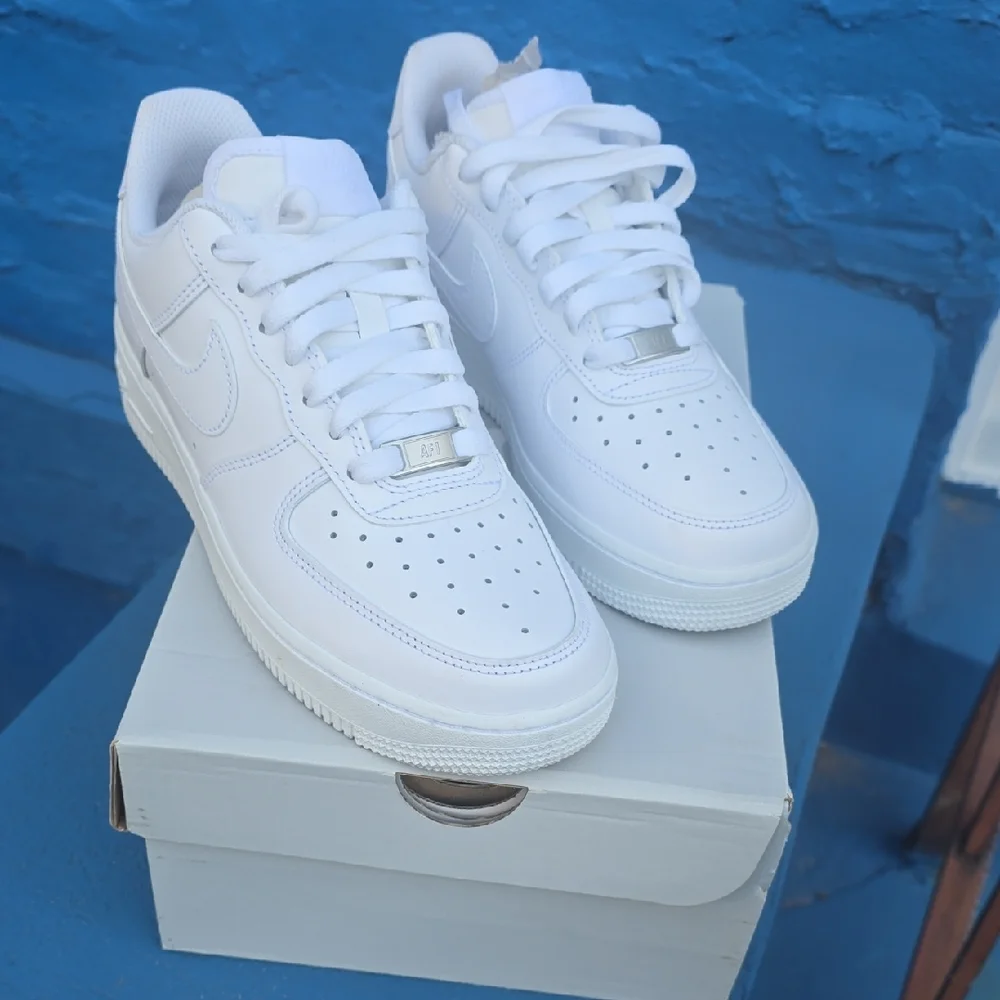 Nike Women's White Sneakers - Picture 6 of 8